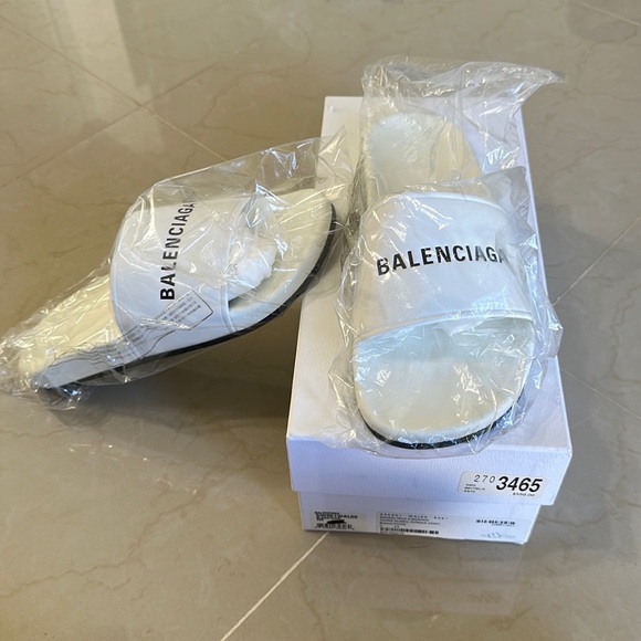 balenciaga NEVER WORN STILL IN BOX white / black slides main image 4